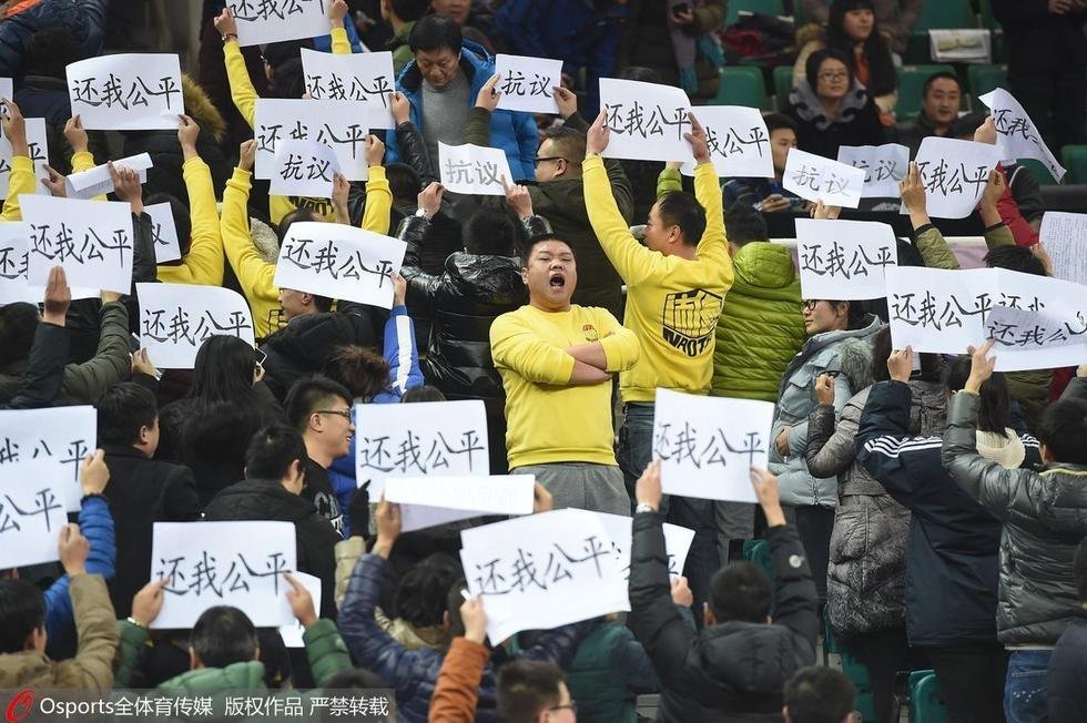  利物浦球迷冲场抗议，警方介入调查  